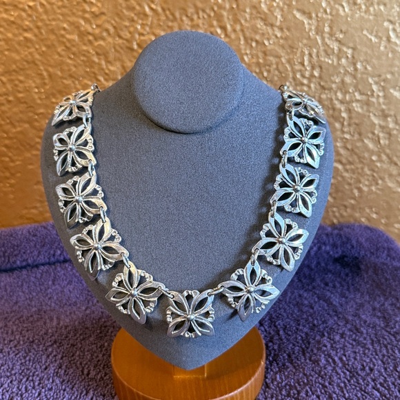 Gorgeous Floral 925 Sterling Silver 16 inch Necklace